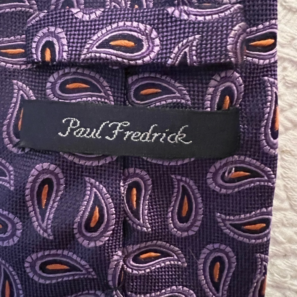 PAUL Fredrick purple paisley tie, 100% silk, 57” x 4”. - Picture 5 of 6